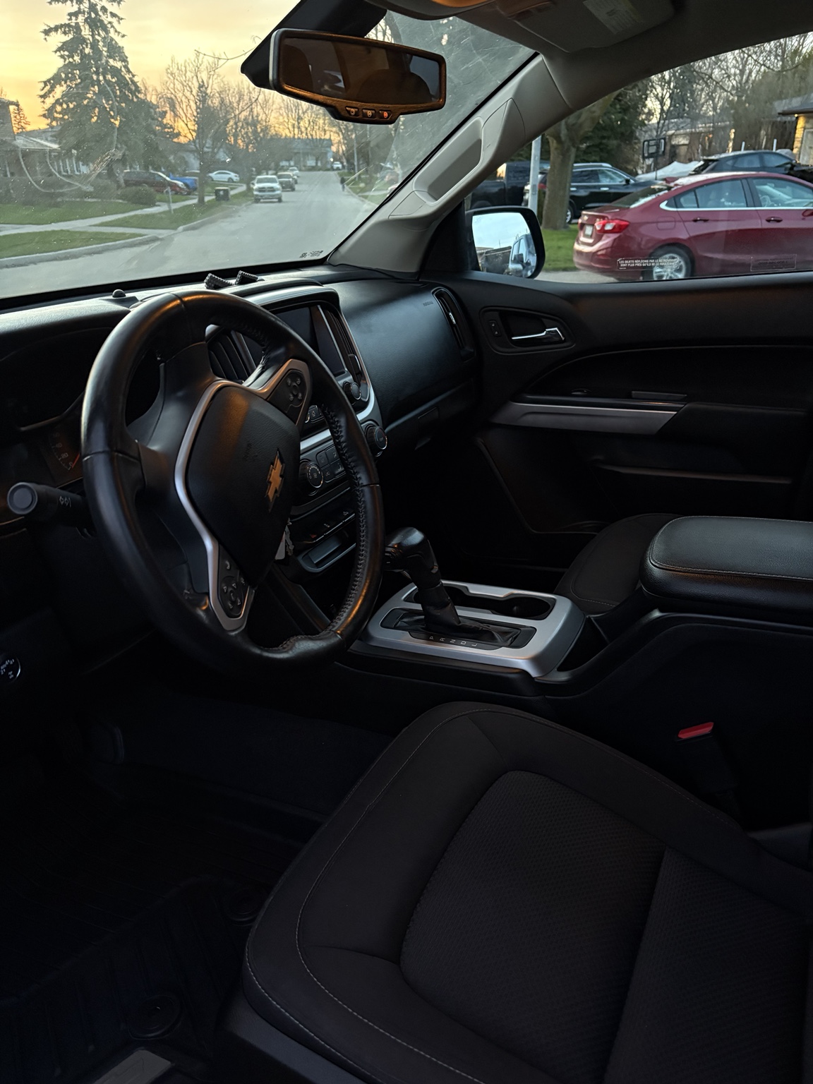 Detailed Chevrolet Colorado dash and steering wheel